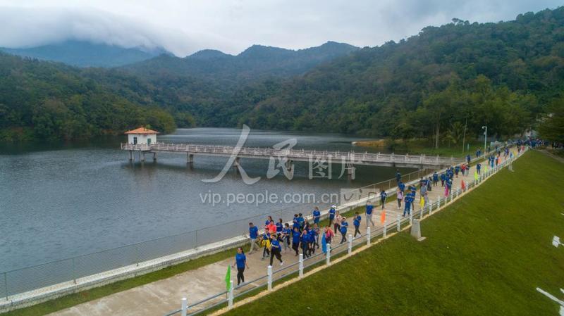海南五指山：徒步爱好者山里享受迷人风景人民图片网