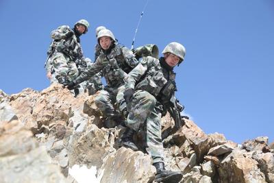 新疆喀什:海拔5200米 艰难巡逻路