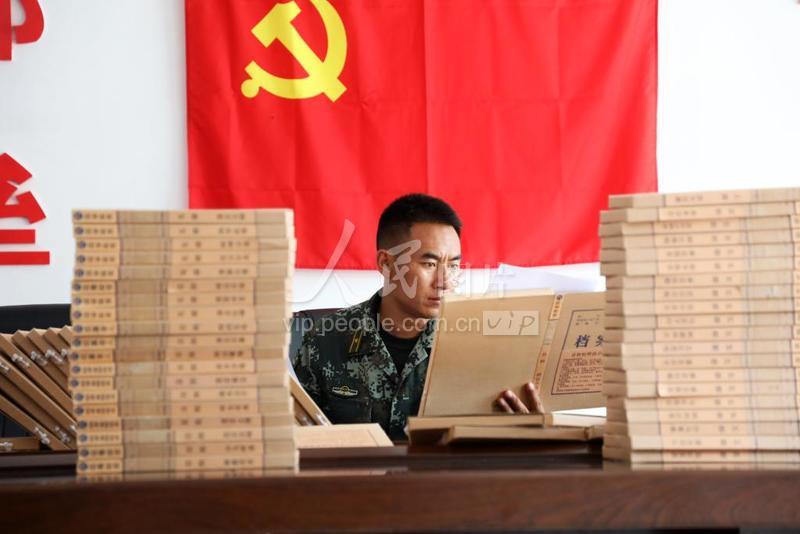 7月18日，布哈在逐一整理村里贫困户家庭档案。