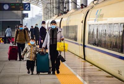 2021年1月28日,安徽铜陵火车站站台上的旅客走向开往上海的g7078次