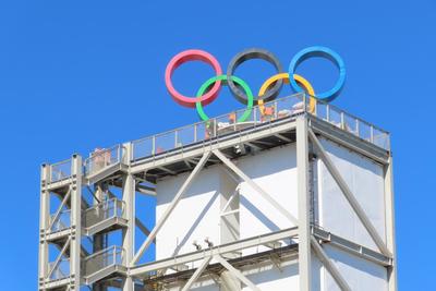北京首钢园矗立起奥运五环标识