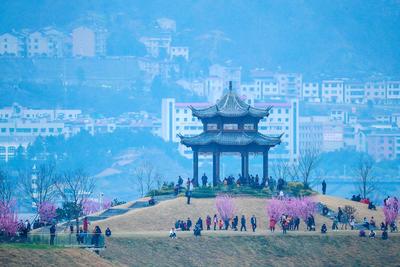 春节期间,人们登上三峡大坝附近的湖北省宜昌市秭归县木鱼岛公园