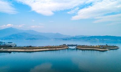 春节期间,人们登上三峡大坝附近的湖北省宜昌市秭归县木鱼岛公园