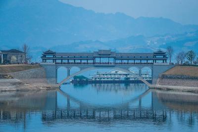 春节期间,人们登上三峡大坝附近的湖北省宜昌市秭归县木鱼岛公园