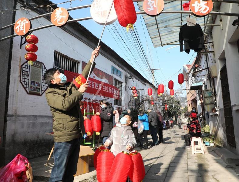 江苏镇江:扫尘祈福迎"小年"