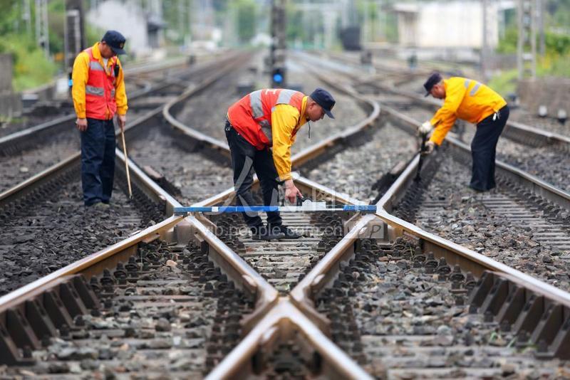 四川江油：铁路部门“拉网式”排查 确保清明运输安全 人民图片网 