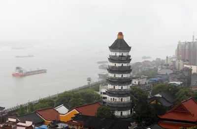 安徽安庆:振风塔遭暴雨突袭受损