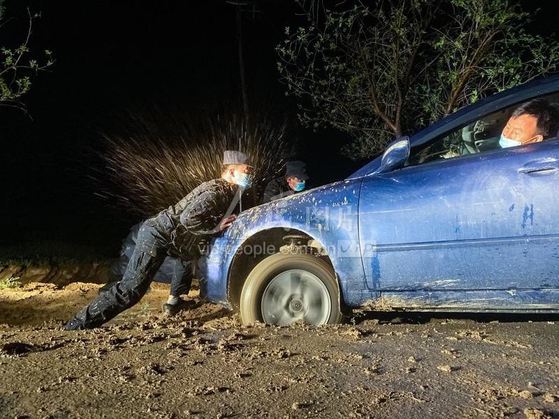新疆伊犁:深夜车辆陷泥坑 边境民警紧急施救