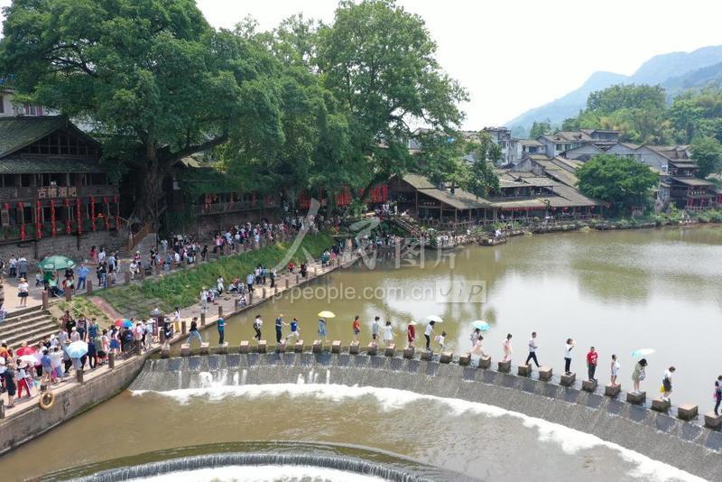 四川洪雅：五一假期 山水古镇游客多-人民图片网