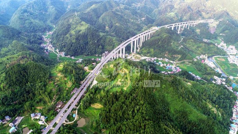 2021年7月12日,车辆行驶在重庆市酉阳土家