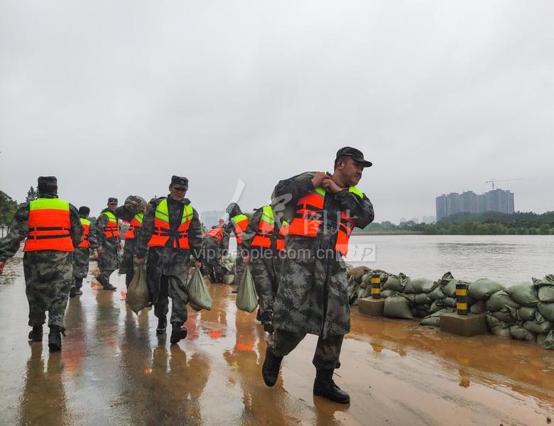 郑州:抗洪抢险 奋战一线