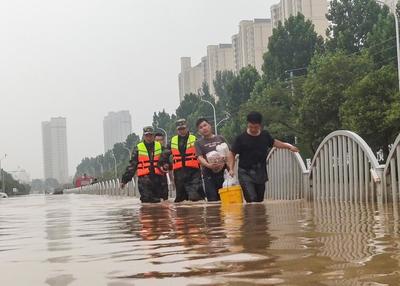 郑州:抗洪抢险 奋战一线