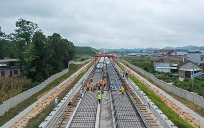 贵州独山:贵南高铁贵州段进入无砟轨道施工阶段