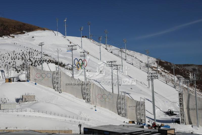 河北张家口防风墙亮相冬奥赛场云顶滑雪公园