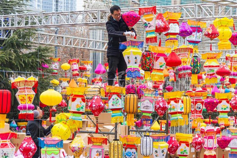 山西运城:挂彩灯迎新年-人民图片网