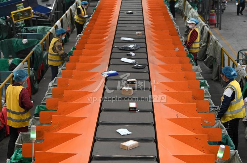 2022年11月10日,在中国邮政集团有限公司邯郸市分公司寄递事业部网路运营中心,工作人员在自动分拣机旁工作。