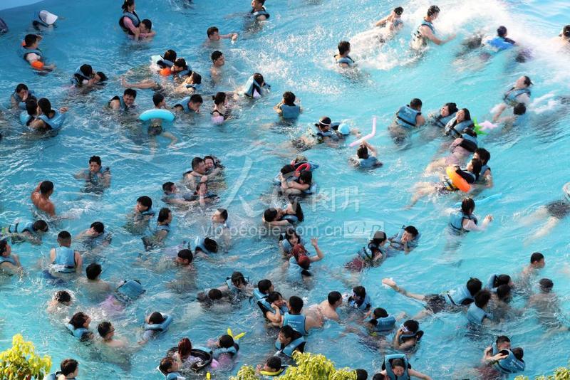 河南许昌:戏水享清凉-人民图片网