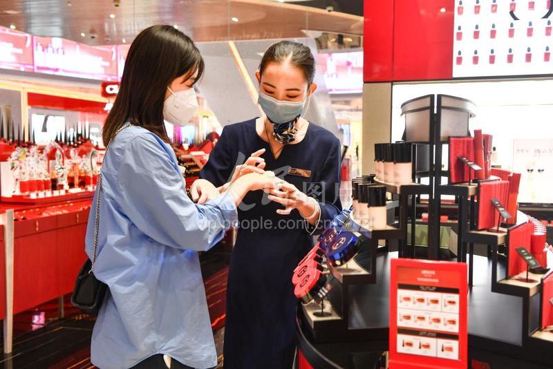 海南海口：免税店人气渐增-人民图片网