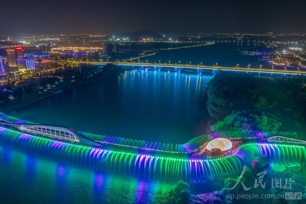 浙江上虞：人行桥灯光璀璨-人民图片网