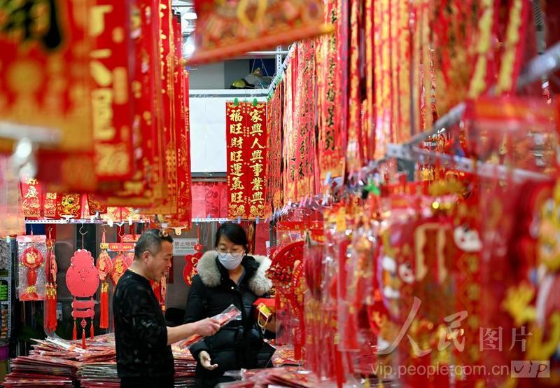 辽宁沈阳:新年饰品俏销-人民图片网