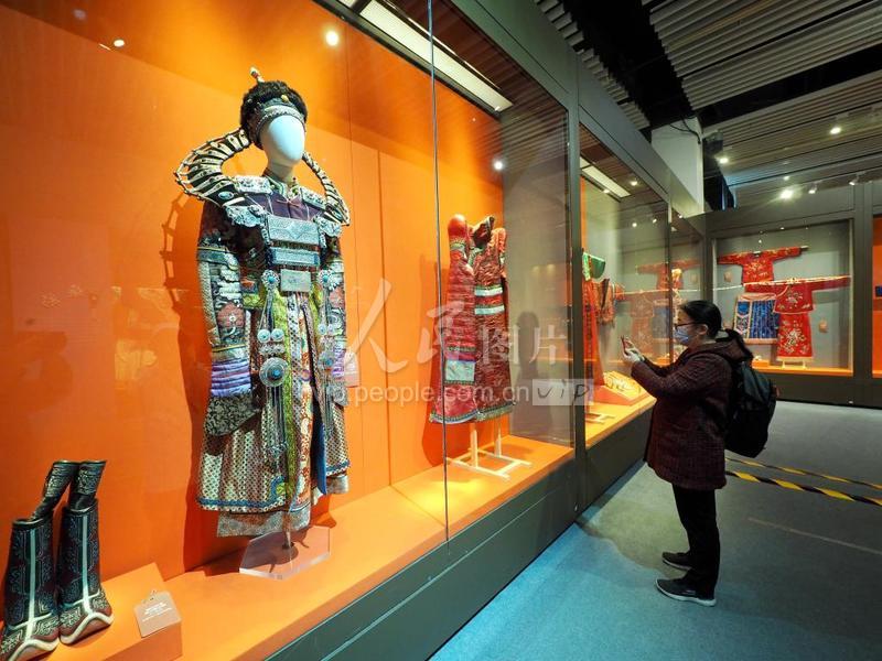 北京：“彩衣——中国女性民族服饰”展亮相中国园林博物馆-人民图片网
