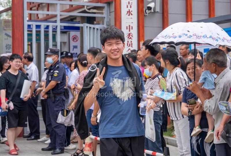 江西吉水：首场高考结束 考生信心满满走出考场-人民图片网