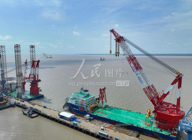江苏启东：4000吨全回转起重船交船-人民图片网