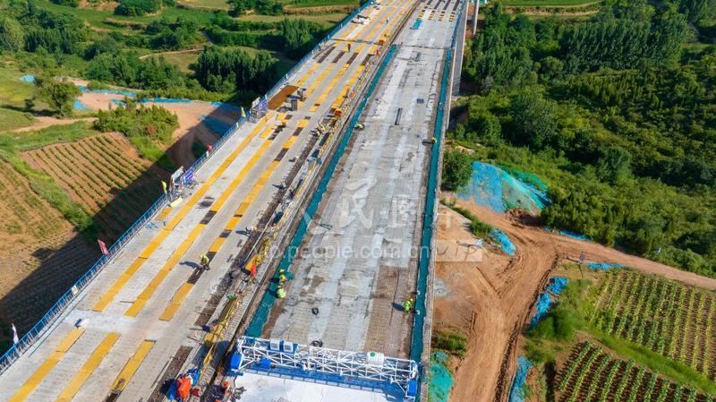 河南济源:济新高速公路建设项目加紧施工-人民图片网