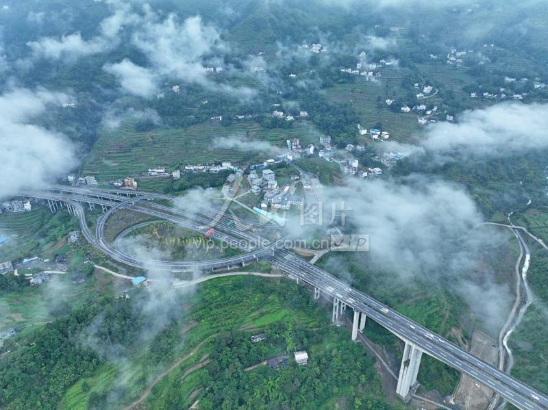 2023年9月28日，在重庆市彭水苗族土家族自治县连湖镇内，黔石高速公路穿梭在崇山峻岭间，与村庄、田园、农房共同构成山区壮美的交通画卷。