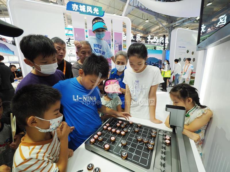 北京:2023年服贸会首钢园展区人气旺-人民图片网