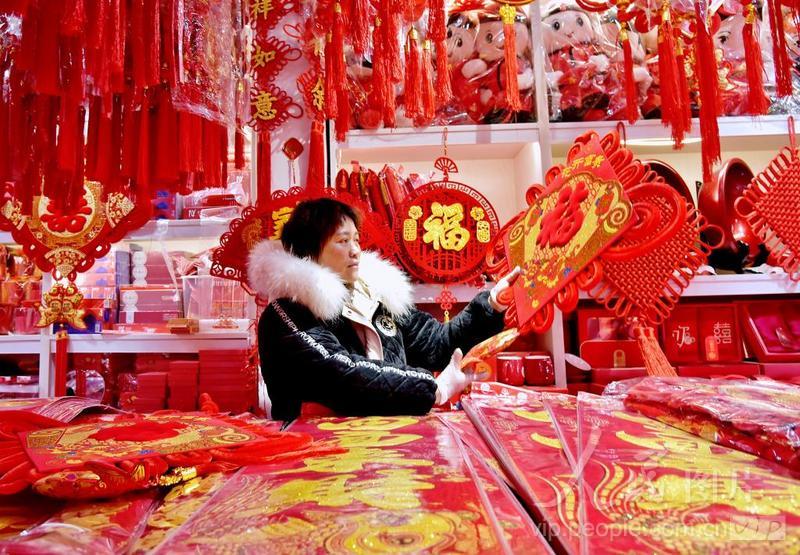 江苏如皋:年货市场红火 喜庆饰品俏销-人民图片网