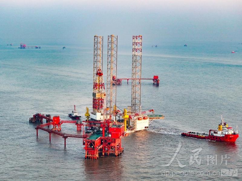 山东东营:海上油田加足马力上产忙-人民图片网