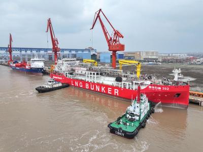 江苏启东：国内首艘12000立方米LNG运输加注船出海试航-人民图片网