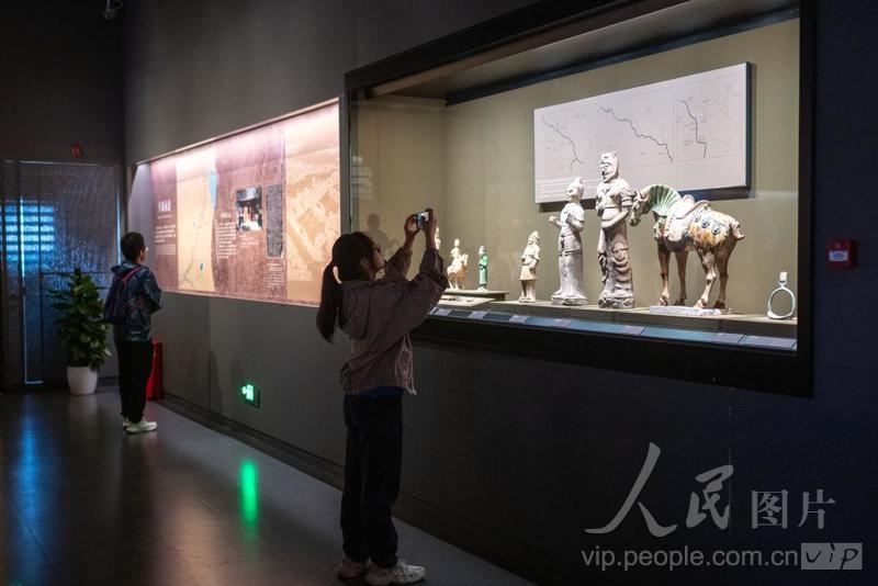 北京：观展赏文物“畅游”大运河-人民图片网