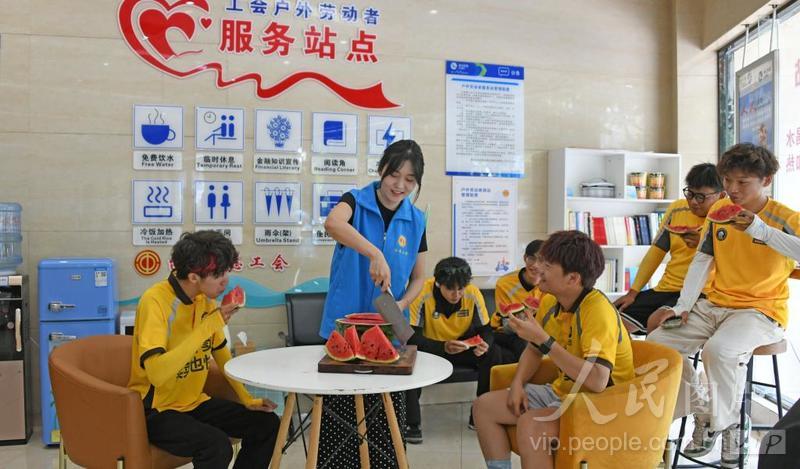 浙江仙居：爱心驿站 享受清凉-人民图片网