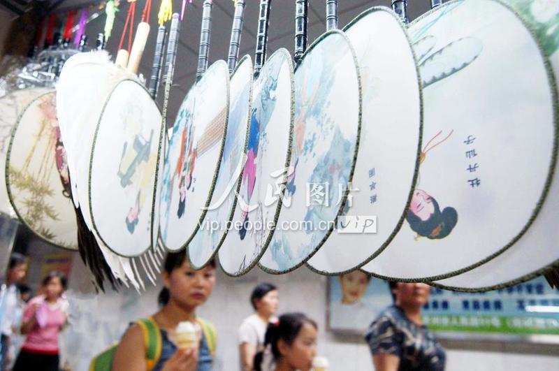 炎炎夏日 “苏扇”俏销-人民图片网