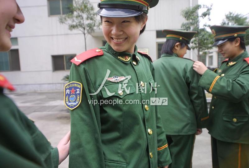 浙江武警战士换上新臂章-人民图片网