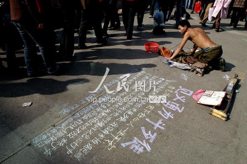 贵阳:昔日英雄街头乞讨求帮助?-人民图片网