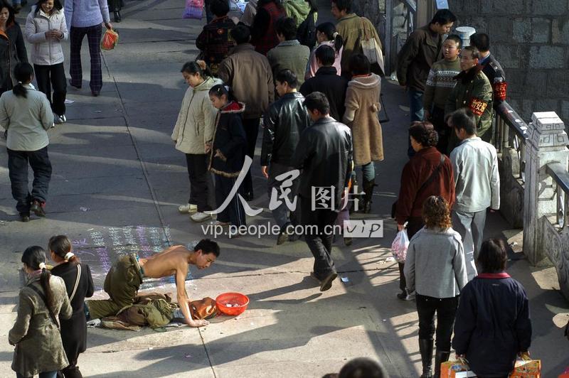贵阳:昔日英雄街头乞讨求帮助?-人民图片网