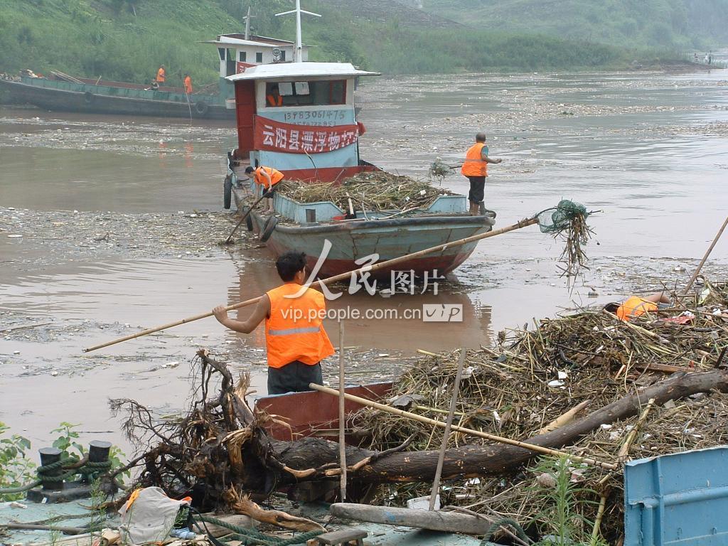 洪水造浊流——三峡“清漂”压力空前-人民图片网