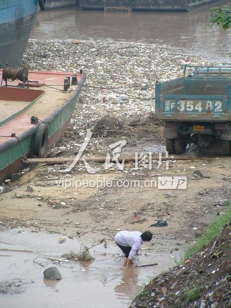 洪水造浊流——三峡“清漂”压力空前-人民图片网