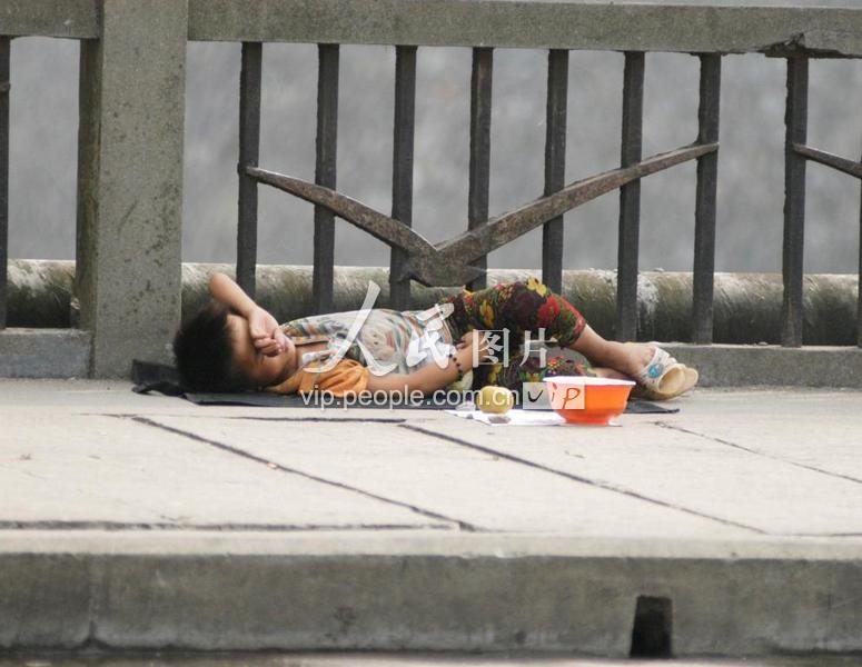 江西萍乡:街头少年乞讨者何时能回家 ?-人民图片网