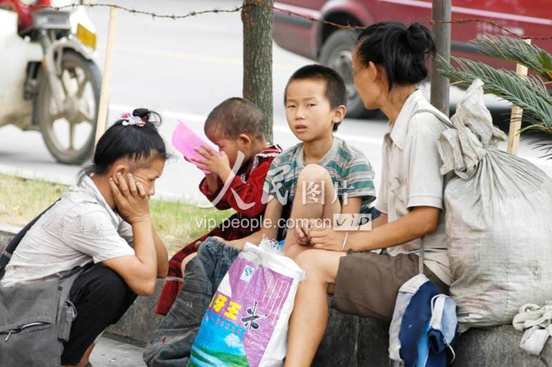 江西萍乡:街头少年乞讨者何时能回家 ?-人民图片网