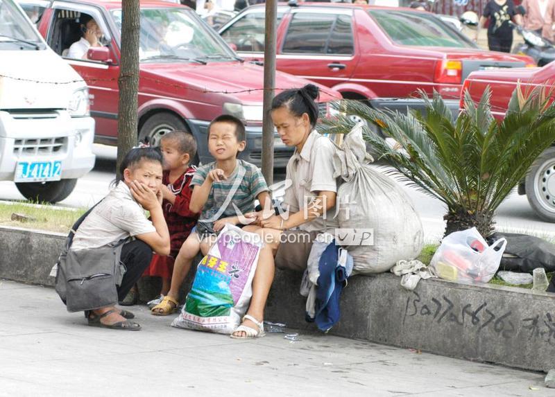 江西萍乡:街头少年乞讨者何时能回家 ?-人民图片网