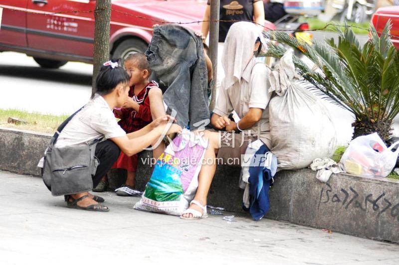 江西萍乡:街头少年乞讨者何时能回家 ?-人民图片网