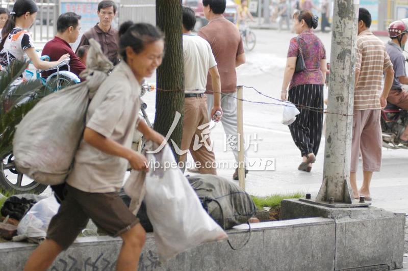 江西萍乡:街头少年乞讨者何时能回家 ?-人民图片网