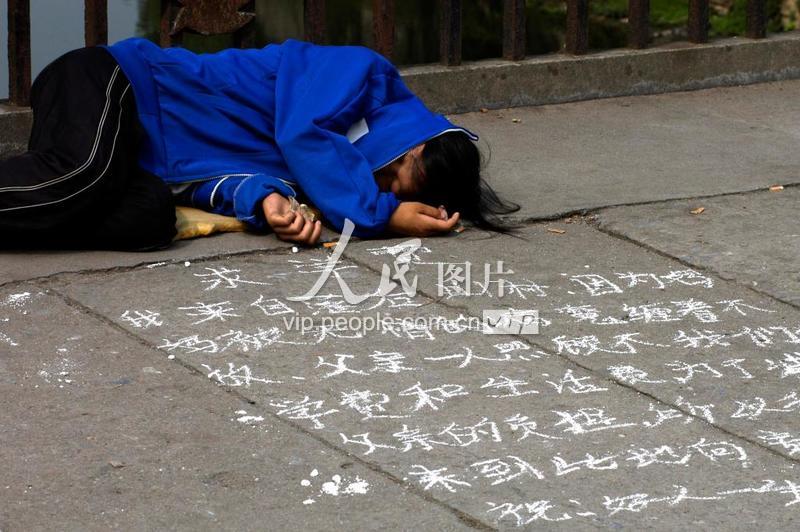 江西萍乡:街头少年乞讨者何时能回家 ?-人民图片网