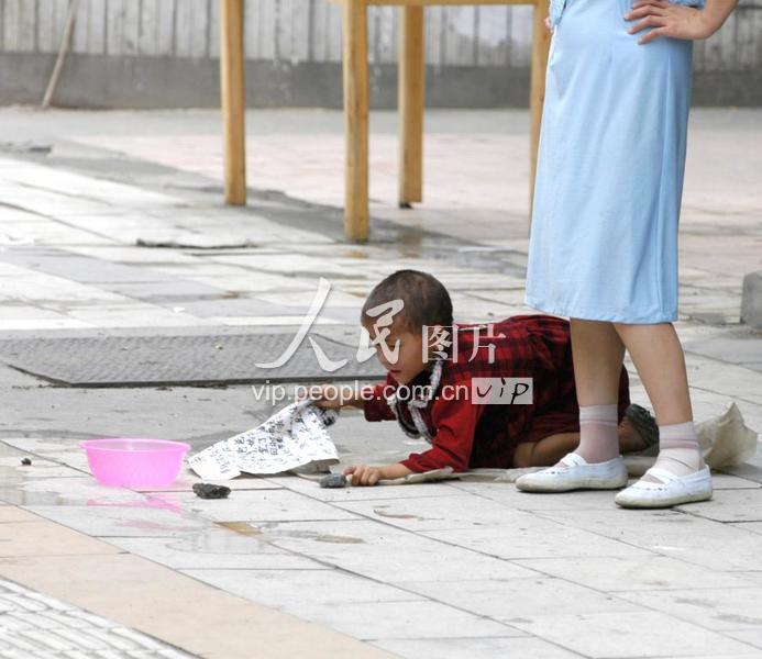 江西萍乡:街头少年乞讨者何时能回家 ?-人民图片网