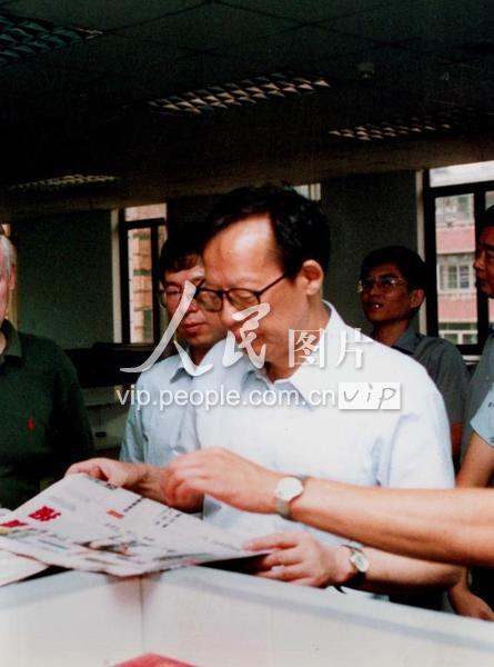 2000年王选院士在合肥《江淮晨报》对报纸激光照排技术进行调研-人民图片网