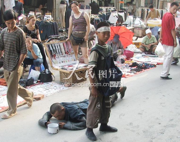 沈阳:目击乞讨者化装行乞全过程-人民图片网